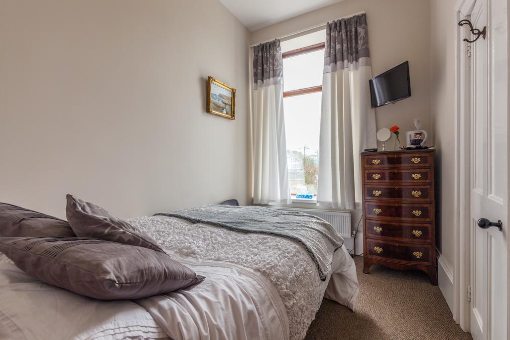 Antrim House Guest Rooms & Suites (Adults Only) Portrush Habitación foto